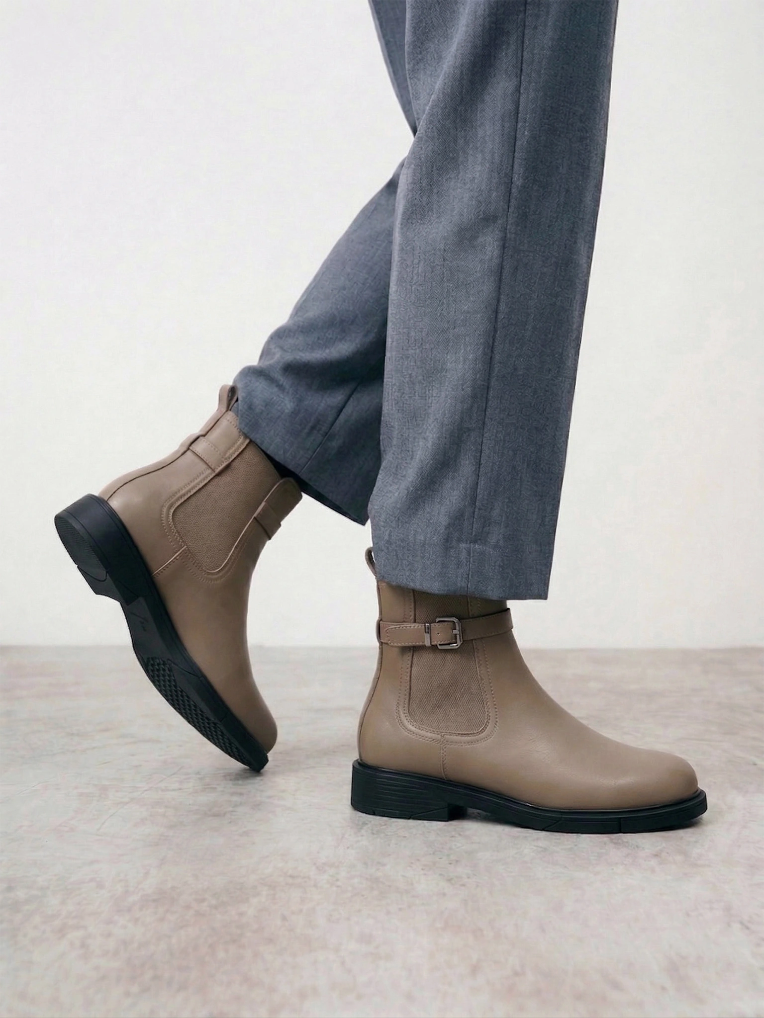 Ботинки-челси бежевого цвета с декоративным ремешком из натуральной кожи